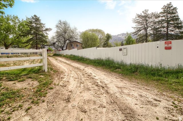 10868 S ASCOT PKWY, Sandy, UT 84092