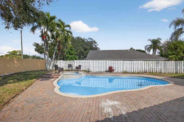 1023 Fairfax Cir, Boynton Beach, FL 33436
