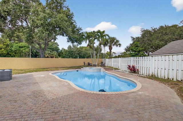 1023 Fairfax Cir, Boynton Beach, FL 33436