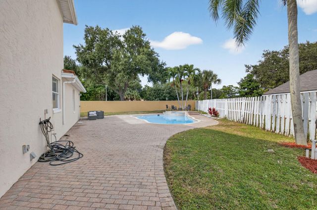 1023 Fairfax Cir, Boynton Beach, FL 33436