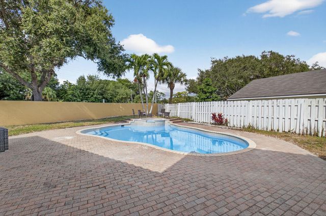 1023 Fairfax Cir, Boynton Beach, FL 33436