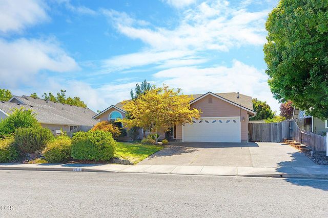 2713 SW Trinity Way, Grants Pass, OR 97527