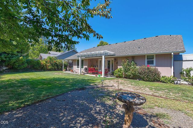 2713 SW Trinity Way, Grants Pass, OR 97527
