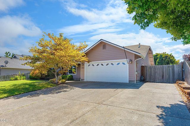 2713 SW Trinity Way, Grants Pass, OR 97527