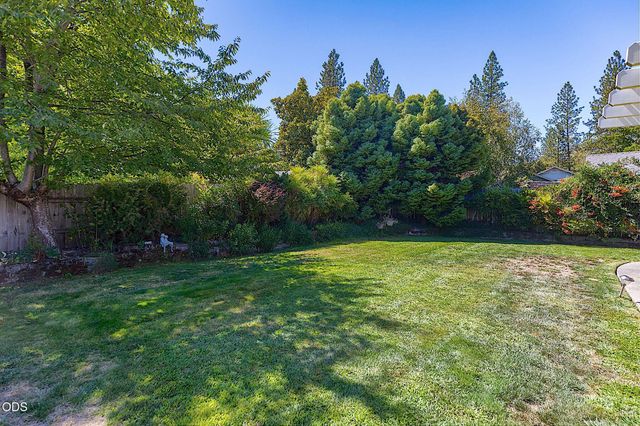 2713 SW Trinity Way, Grants Pass, OR 97527