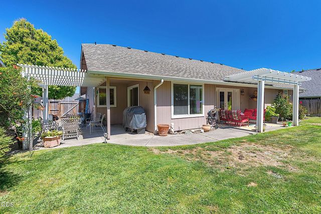 2713 SW Trinity Way, Grants Pass, OR 97527