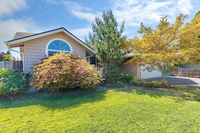 2713 SW Trinity Way, Grants Pass, OR 97527
