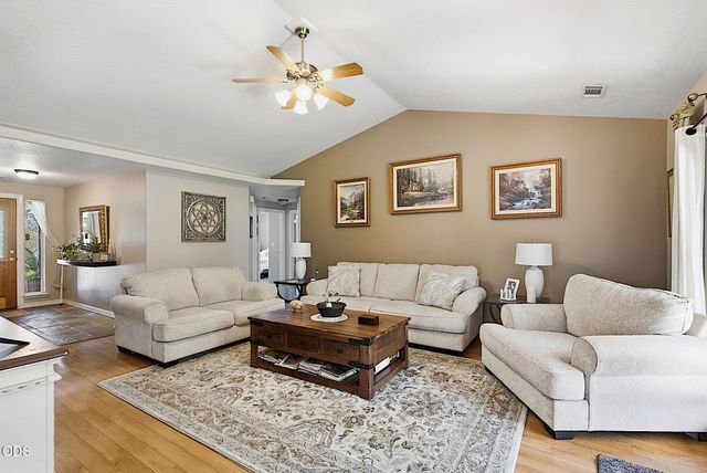 2713 SW Trinity Way, Grants Pass, OR 97527