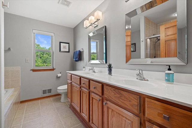 6797 Jamestown DRIVE, West Bend, WI 53090