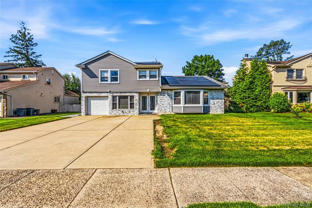 31 Sutton Hill Lane, Manhasset Hills, NY 11040
