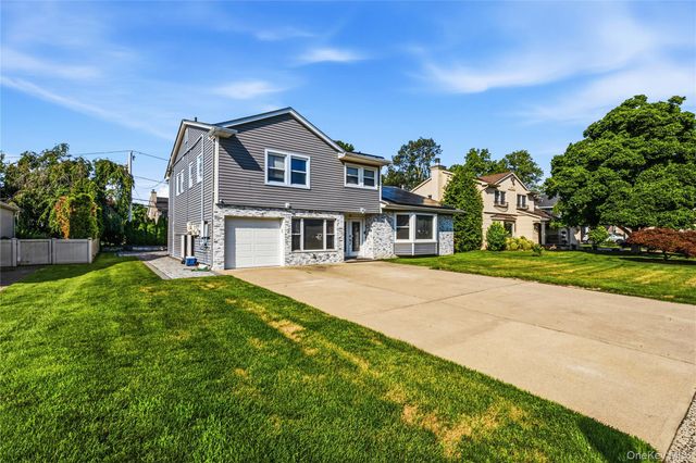 31 Sutton Hill Lane, Manhasset Hills, NY 11040