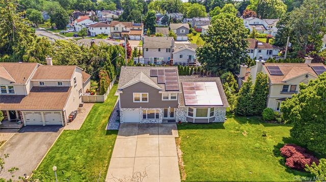 31 Sutton Hill Lane, Manhasset Hills, NY 11040