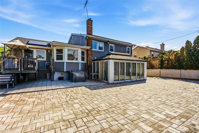 31 Sutton Hill Lane, Manhasset Hills, NY 11040