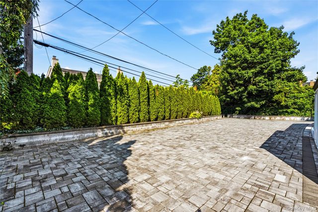 31 Sutton Hill Lane, Manhasset Hills, NY 11040