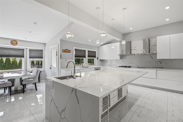 31 Sutton Hill Lane, Manhasset Hills, NY 11040