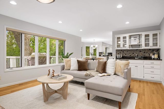 15395 Highland Bluff, Minnetonka, MN 55345