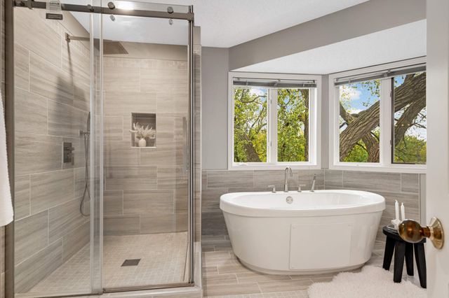 15395 Highland Bluff, Minnetonka, MN 55345