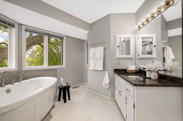 15395 Highland Bluff, Minnetonka, MN 55345