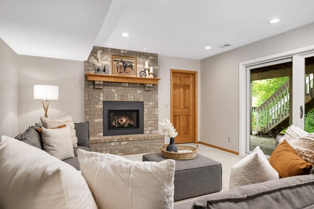 15395 Highland Bluff, Minnetonka, MN 55345