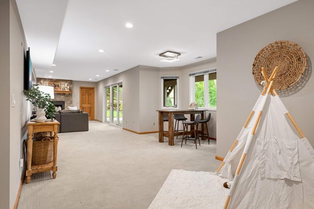 15395 Highland Bluff, Minnetonka, MN 55345