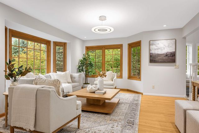 15395 Highland Bluff, Minnetonka, MN 55345