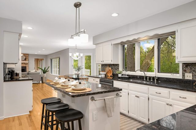 15395 Highland Bluff, Minnetonka, MN 55345