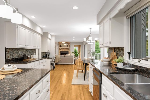 15395 Highland Bluff, Minnetonka, MN 55345