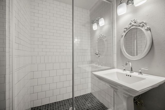 829 E 27th Street, Houston, TX 77009