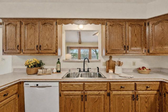 W180N9879 Riversbend CIRCLE W, Germantown, WI 53022