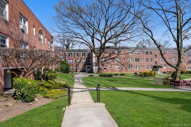 17 Edwards Street 3A, Roslyn Heights, NY 11577