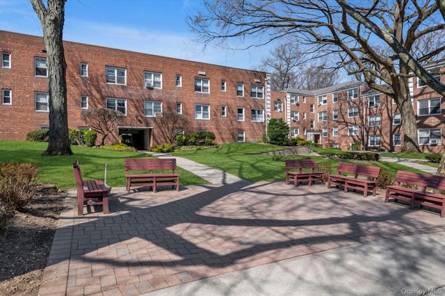 17 Edwards Street 3A, Roslyn Heights, NY 11577