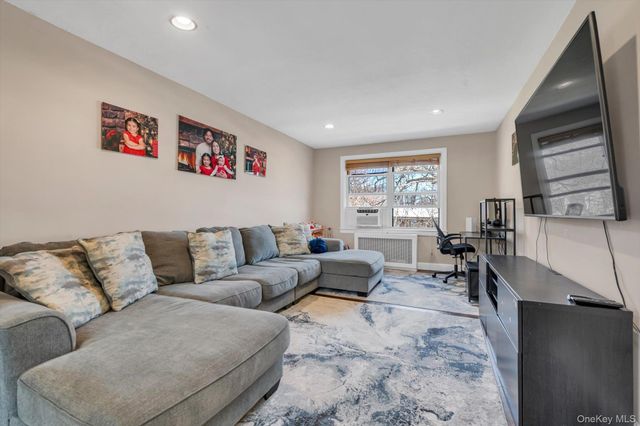 17 Edwards Street 3A, Roslyn Heights, NY 11577