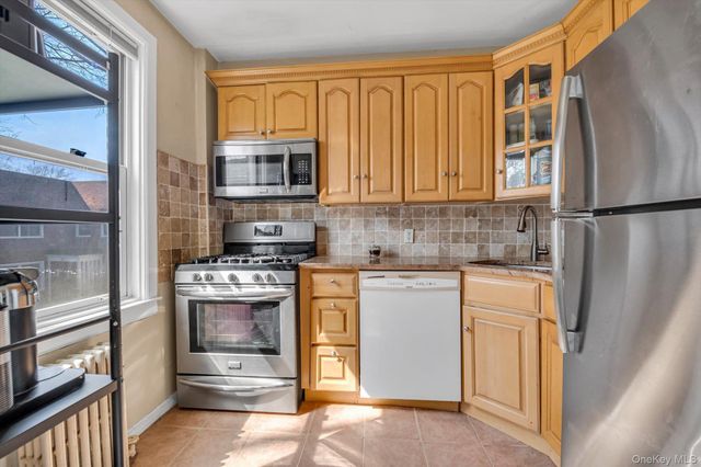 17 Edwards Street 3A, Roslyn Heights, NY 11577