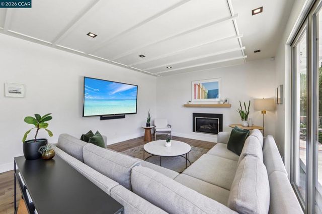 29 Winslow Pl, Moraga, CA 94556