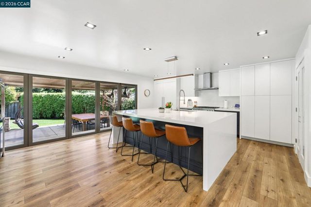 29 Winslow Pl, Moraga, CA 94556