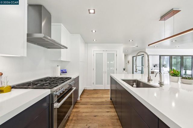 29 Winslow Pl, Moraga, CA 94556