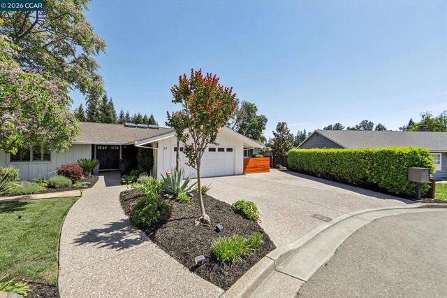29 Winslow Pl, Moraga, CA 94556