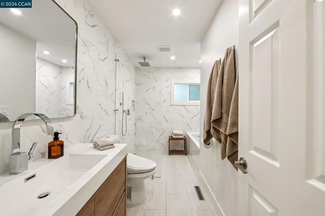 29 Winslow Pl, Moraga, CA 94556