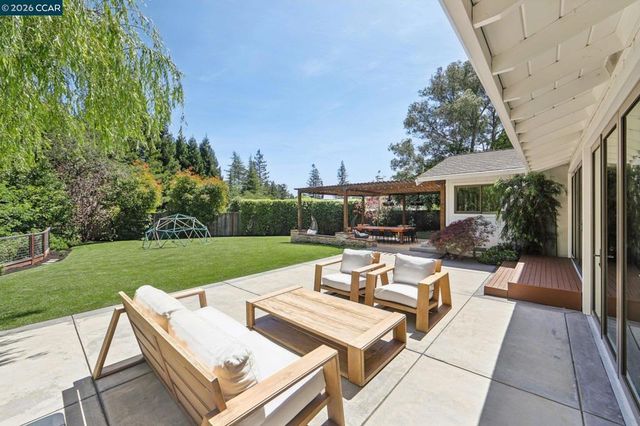 29 Winslow Pl, Moraga, CA 94556