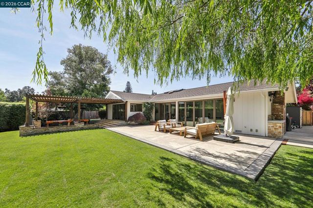29 Winslow Pl, Moraga, CA 94556