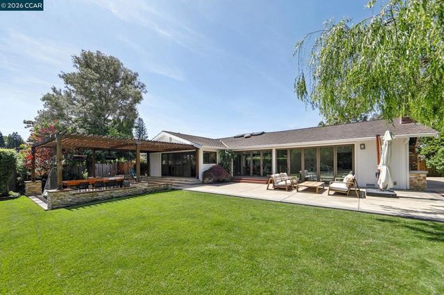 29 Winslow Pl, Moraga, CA 94556