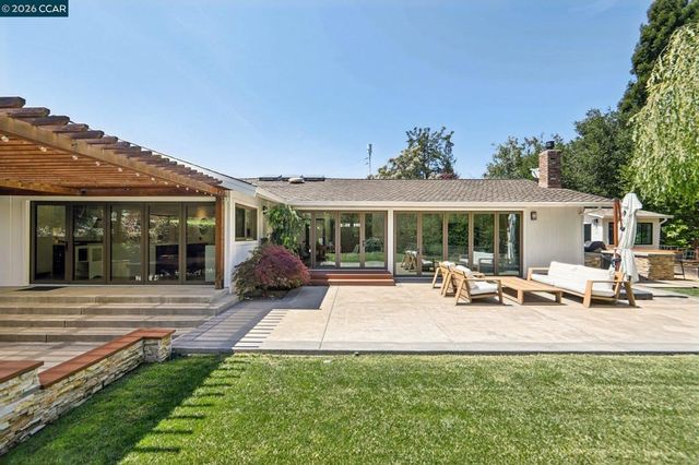 29 Winslow Pl, Moraga, CA 94556