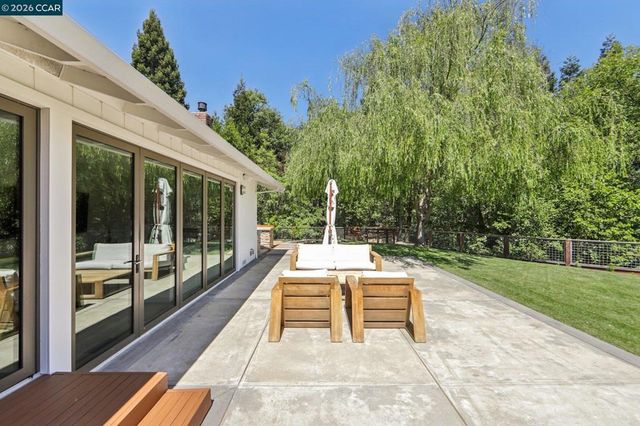 29 Winslow Pl, Moraga, CA 94556