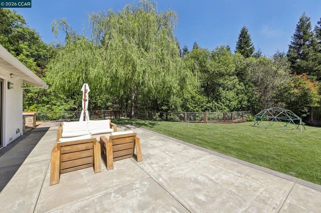 29 Winslow Pl, Moraga, CA 94556
