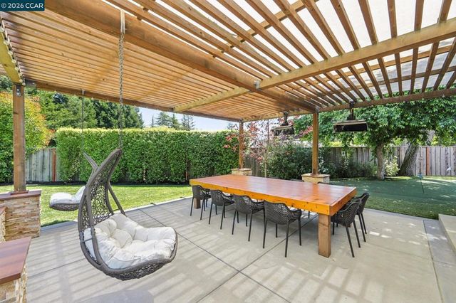 29 Winslow Pl, Moraga, CA 94556