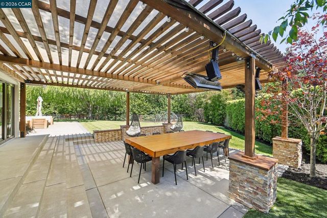 29 Winslow Pl, Moraga, CA 94556