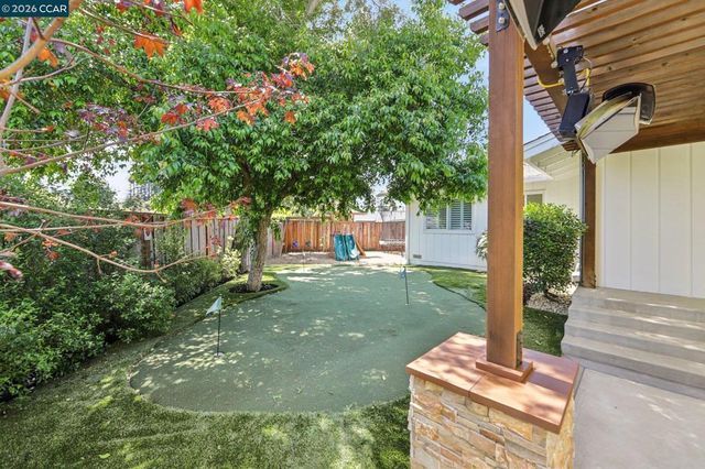 29 Winslow Pl, Moraga, CA 94556