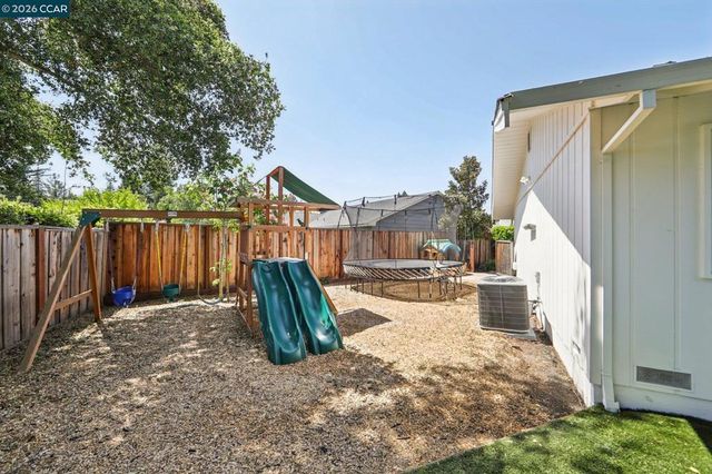 29 Winslow Pl, Moraga, CA 94556