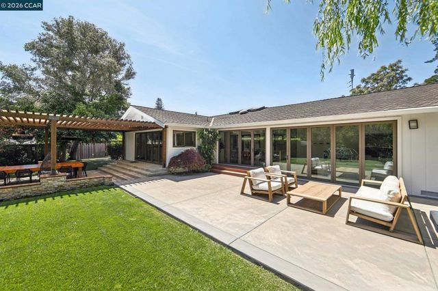 29 Winslow Pl, Moraga, CA 94556