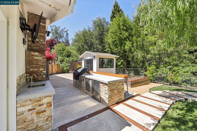 29 Winslow Pl, Moraga, CA 94556